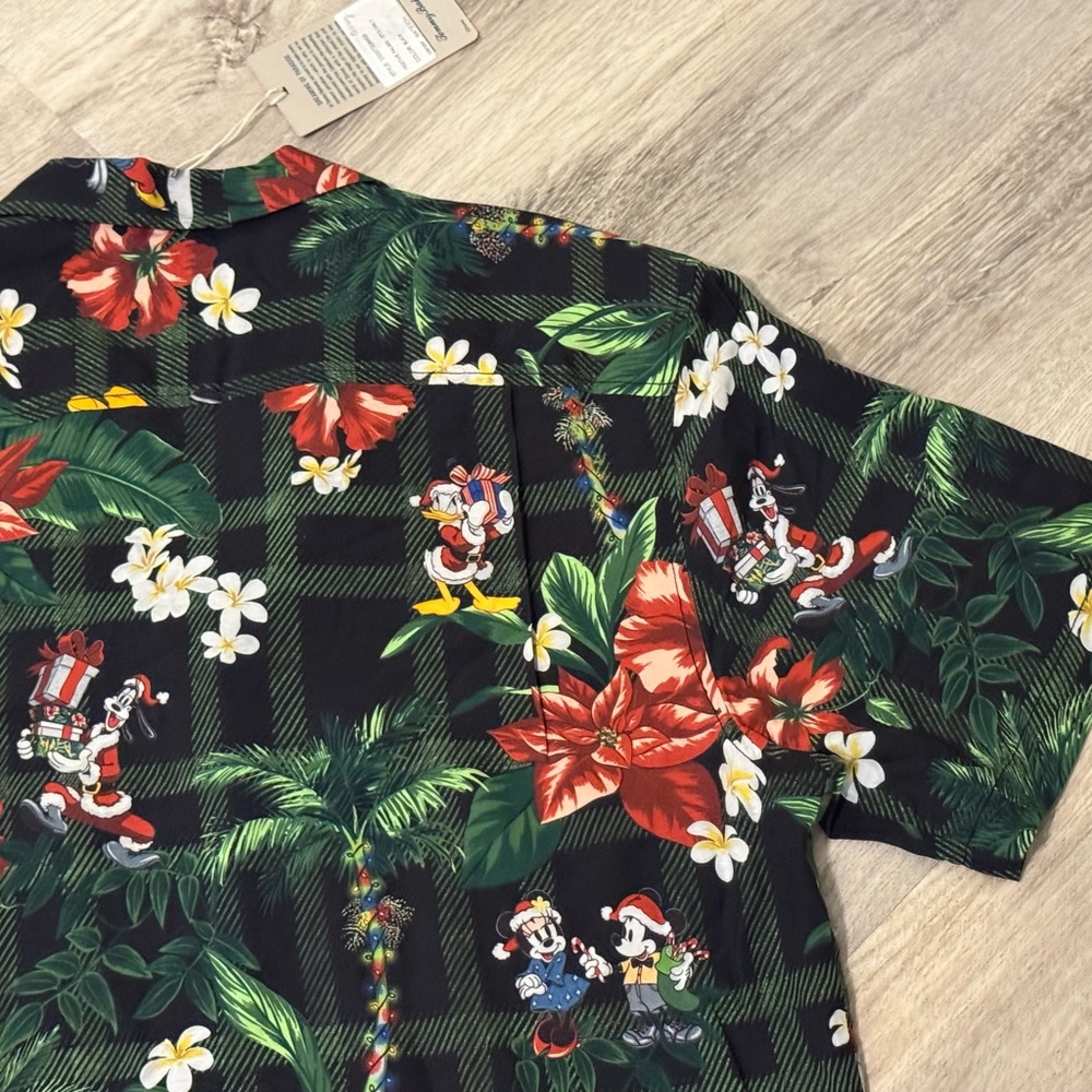 NEW Disney Parks x Tommy Bahama Holiday Christmas Hawaiian Shirt Size M NWT - Picture 12 of 16